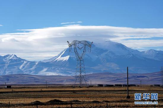 这是2020年11月29日在西藏阿里地区普兰县拍摄的西藏阿里与藏中电网联网工程输电铁塔。新华社记者 詹彦 摄