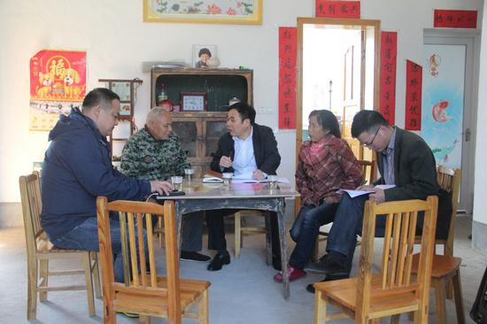 黄诗燕（中）在湖南炎陵县农村走访（2018年4月17日摄）。黄诗燕，生前系湖南省株洲市政协副主席、炎陵县委书记，2019年11月因公殉职，时年56岁。新华社发