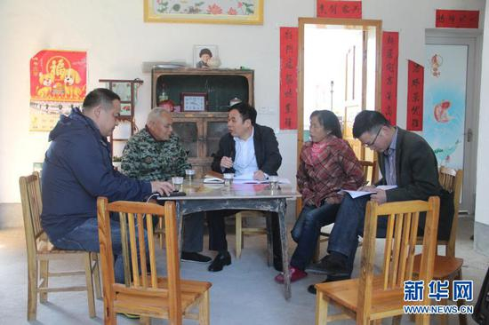 黄诗燕（中）在湖南炎陵县农村走访（2018年4月17日摄）。黄诗燕，生前系湖南省株洲市政协副主席、炎陵县委书记，2019年11月因公殉职，时年56岁。新华社发