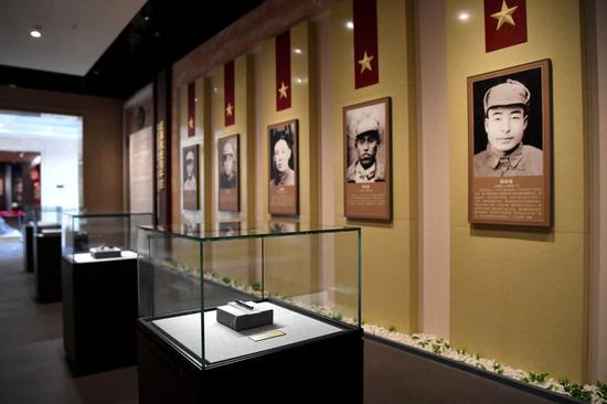 陕西眉县扶眉战役纪念馆里展出的烈士肖像和使用过的物品。（新华社记者刘潇2021年1月28日摄）