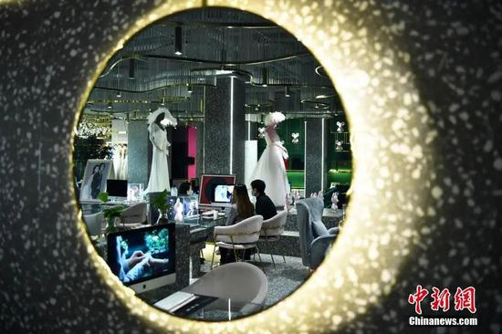 一对准新人正在一家婚庆公司咨询。中新社记者 翟羽佳 摄