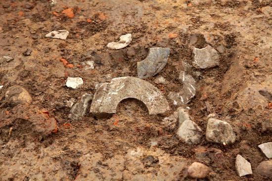 青关山F1北墙墙基掩埋石璧&nbsp; &nbsp; &nbsp;&nbsp;广西师范大学出版社 图&nbsp;