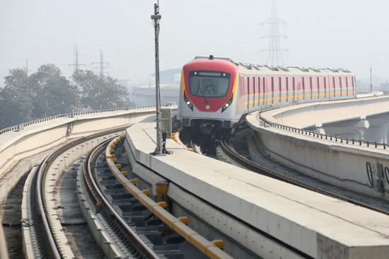 这是2020年10月24日在巴基斯坦拉合尔拍摄的调试中的中巴经济走廊拉合尔轨道交通橙线项目。（新华社记者 刘天 摄）