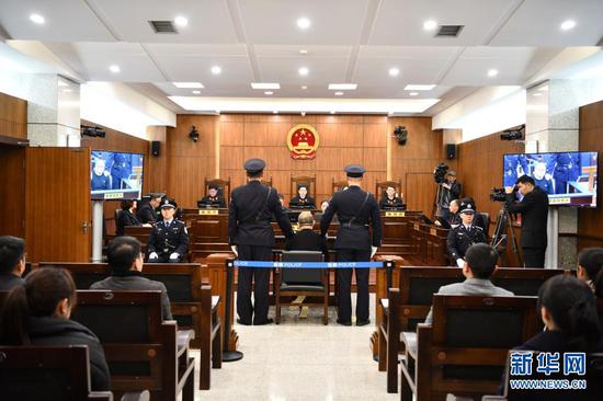 云南省高级人民法院对孙小果1997年犯强奸罪、强制侮辱妇女罪、故意伤害罪、寻衅滋事罪再审案件依法公开宣判，这是宣判现场（2019年12月23日摄）。新华社发（云南省高级人民法院供图）