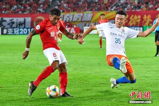  保利尼奥（左）在比赛中。资料图