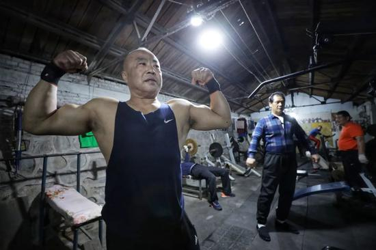  二七厂的健身房如今藏身在一个简陋的车棚里 | 郭谦