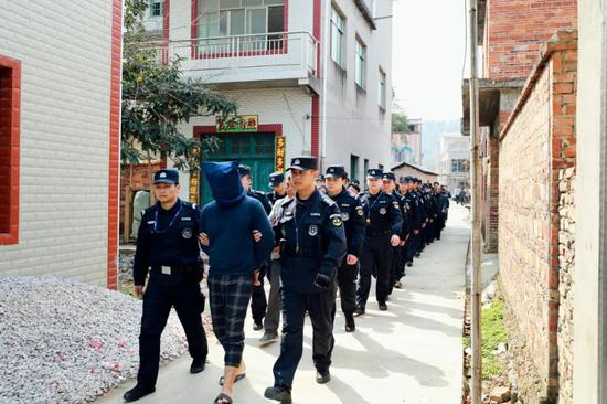 当地公安机关对藏匿在道县境内的多处假币犯罪窝点进行“定点清除”。