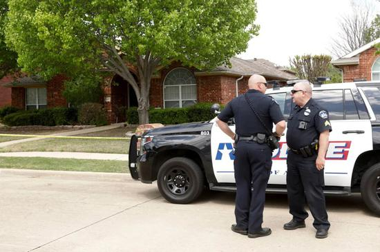 ·当地警察在凶案现场。