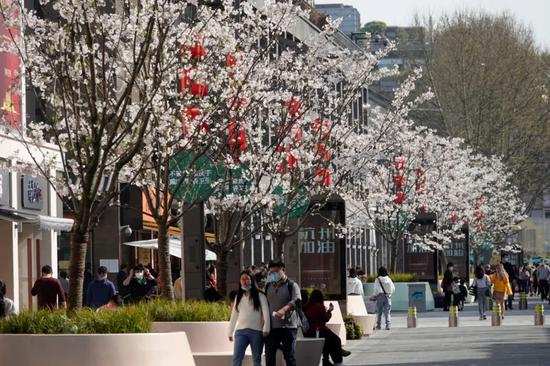 市民游客漫步湖滨步行街