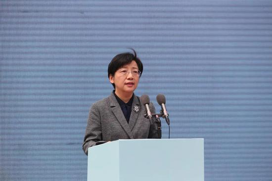 江苏省纪委常委、省监委委员李桂琴女士讲话。