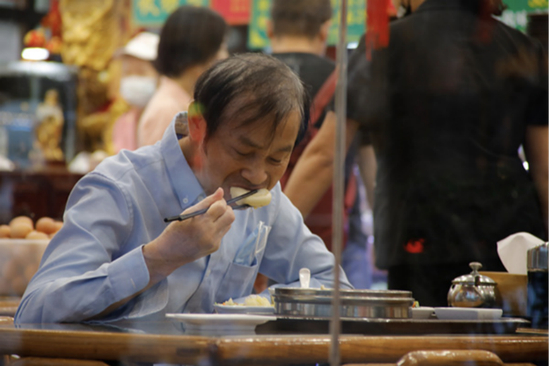 “狗不理”包子的消费群体，主要定位在对中华特色美食拥有浓厚兴趣的群体和外省市前往天津及其周边地区游玩观光的旅游群体。图|视觉中国