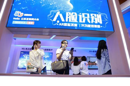 2019年9月，2019江苏互联网大会“创新之光”成果展上，参观者在体验人脸识别技术。