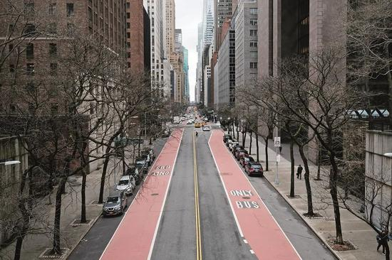  ·当地时间2021年3月1日，疫情依然严峻的美国纽约，曼哈顿街道上的行人寥寥无几。