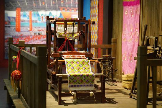 △广西民族博物馆中展示的织锦机（总台央广记者潘毅拍摄）