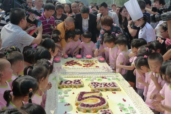 “罗汉娃”的五周岁集体生日会。受访者供图