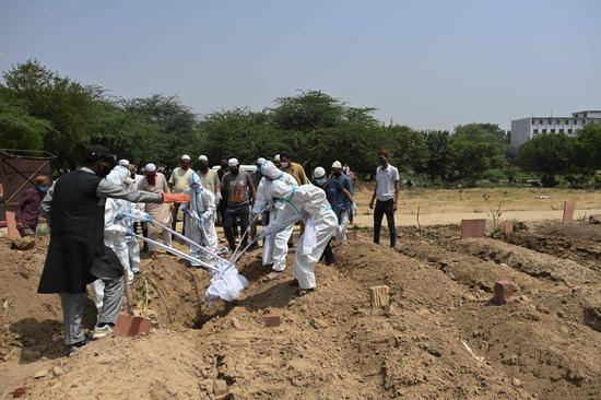 4月28日，人们在印度新德里安葬一名新冠死者。新华社 图