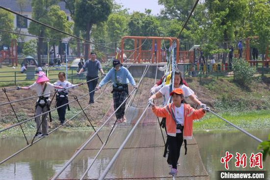 父母带着孩子出行旅游　沈侃晓　摄