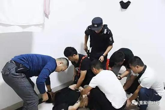 ▲开展“蓝天行动”、“断卡行动”时，儋州警方在民居抓捕犯罪嫌疑人 儋州市公安局供图