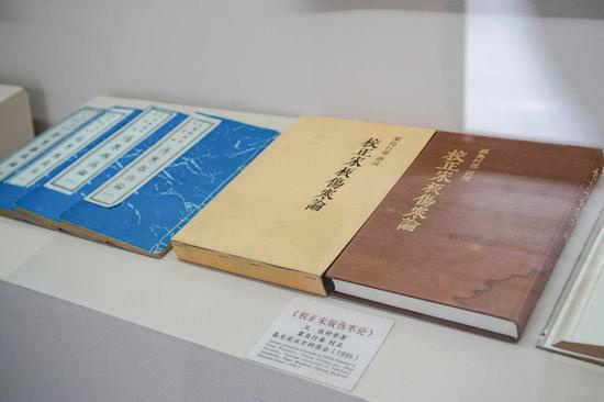 △陈列在医圣祠内的宋版《伤寒杂病论》（总台央广记者潘毅拍摄）