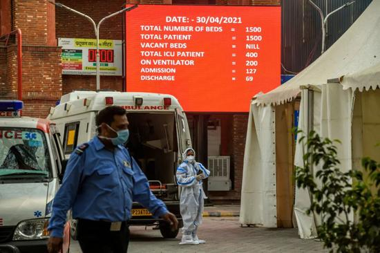 新德里一家医院外的屏幕上显示着当日可提供的床位数。来源：纽约时报