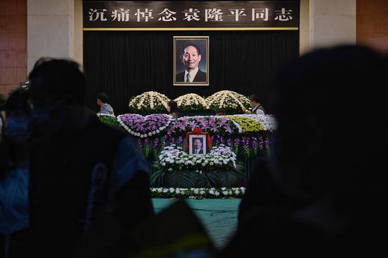  2021年5月23日晚，湖南长沙，依然有民众自发前往明阳山殡仪馆悼念袁隆平院士。澎湃新闻记者 朱伟辉 图