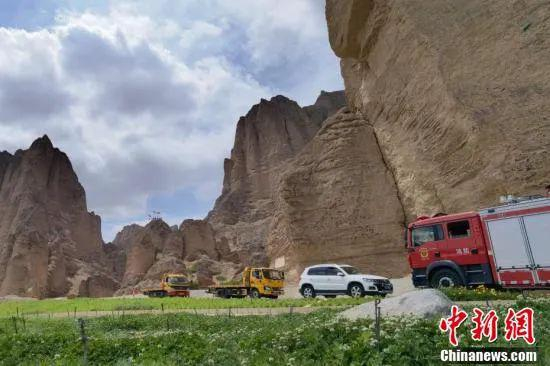 救援人员在甘肃白银市景泰县黄河石林景区进行休整。中新社记者 魏建军 摄