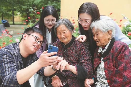  徐州医保人员宣传医保惠民政策。