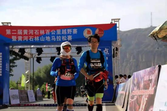  严军和妻子一起参加石林越野赛时的照片