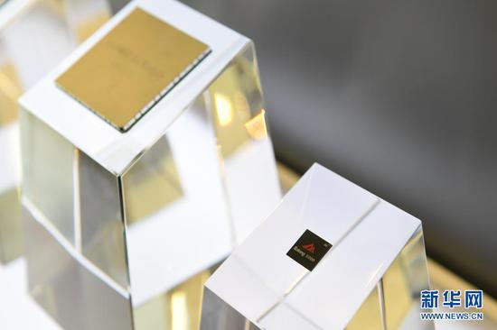 2019年10月23日拍摄的巴龙5000芯片以及搭载该芯片的5G工业模组。新华社记者 毛思倩 摄