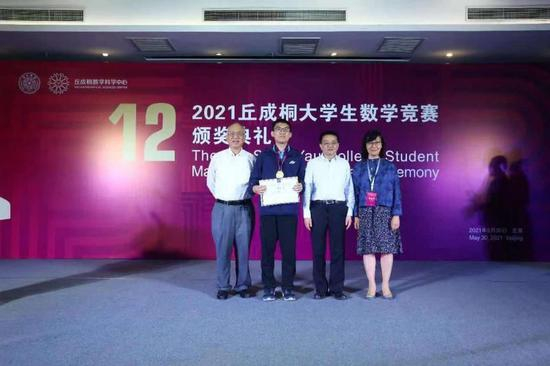 2018级丘成桐英才班学生陈启渊（左2）获得个人全能金奖，与丘成桐（左1）合影