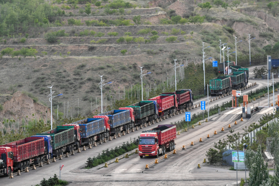这是5月25日拍摄的内蒙古鄂尔多斯市准格尔旗麻地梁煤矿运煤车辆&nbsp;贝赫摄