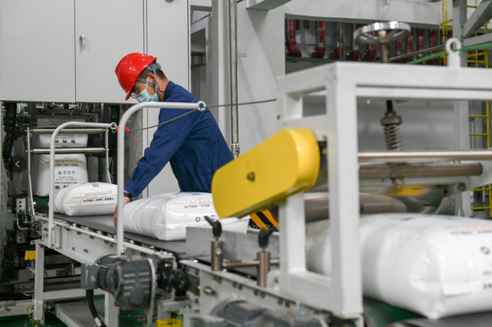 5月26日，工作人员在久泰能源内蒙古有限公司包装车间内检查袋装聚丙烯&nbsp;贝赫摄