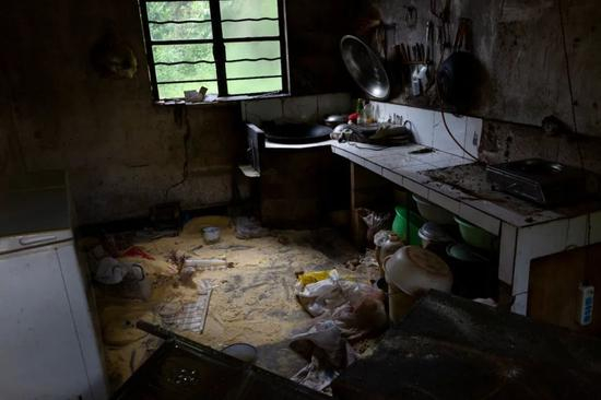  ▲6月2日，云南省玉溪市红塔区春和街道黄草坝村新寨5组，村民家厨房的小米和玉米散落一地，象群于当日凌晨在此偷吃后离开。新京报记者 郑新洽 摄