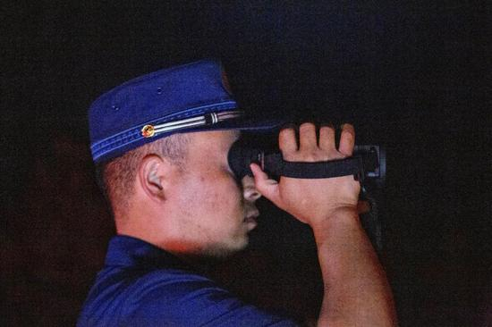 ▲6月5日凌晨，云南省森林消防总队无人机侦察小组利用红外望远镜监测象群方位。新京报记者 郑新洽 摄&nbsp;