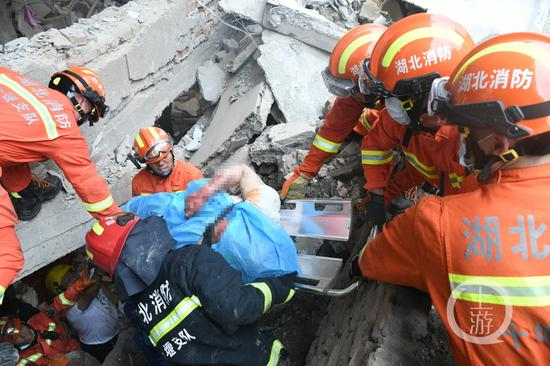 　　▲6月13日清晨6时30分，湖北十堰市张湾区艳湖社区艳湖集贸市场发生燃气爆炸事故，图为消防救援人员正在救援伤者。图片来源/消防提供