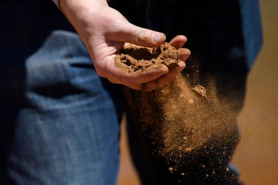 美国加州，一处本位于湖底的土壤已经干裂。图源：AP