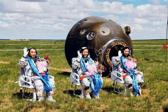 图为圆满完成任务的三位航天员张晓光、聂海胜、王亚平（从左至右）