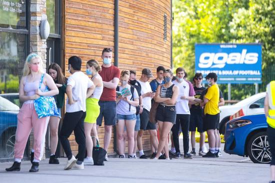  当地时间2021年6月2日，英国曼彻斯特，民众接种新冠疫苗。/IC Photo