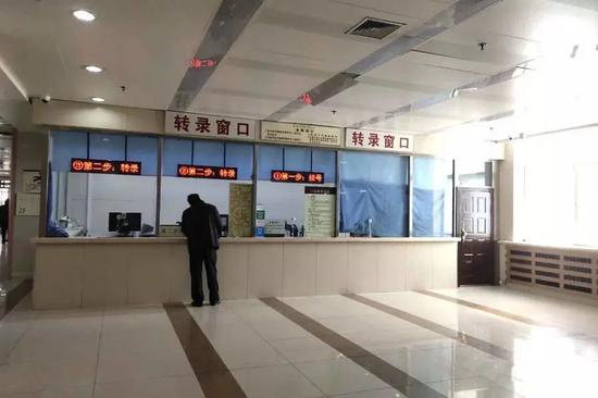 窗口前办转录的老人 讲述者供图