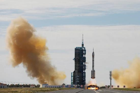 ▲神舟十二号载人飞船点火升空。图片来源：新京报网。