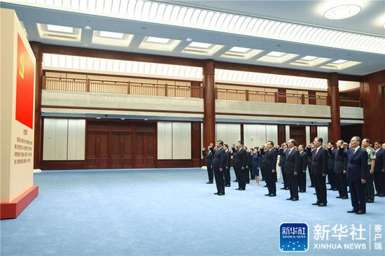 　　6月18日，党和国家领导人习近平、李克强、栗战书、汪洋、王沪宁、赵乐际、韩正、王岐山等在中国共产党历史展览馆参观“‘不忘初心、牢记使命’中国共产党历史展览”。这是参观结束后，习近平带领党员领导同志一起重温入党誓词。新华社记者 鞠鹏 摄