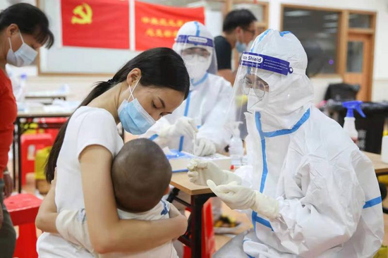  东莞南城街道连夜启动全员核酸检测。