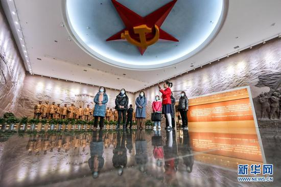  参观者在遵义会议纪念馆内听讲解（1月28日摄）。新华社记者 欧东衢 摄