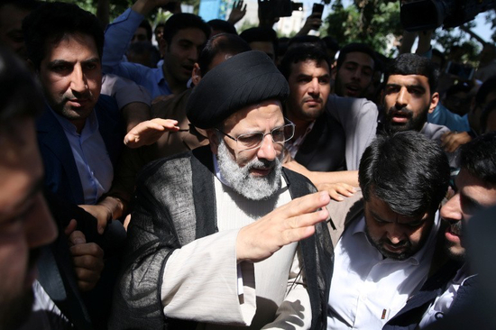  ·莱希向其支持者致意。