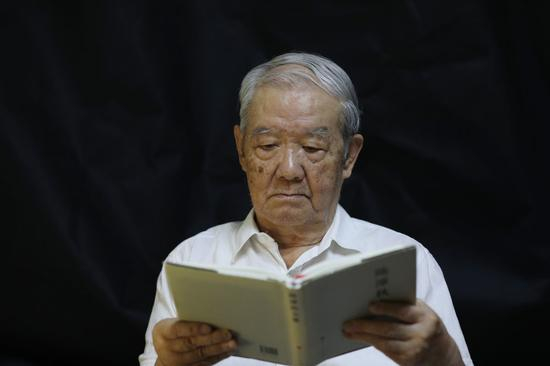 陈志远在阅读《陈潭秋文集》。新华社记者 许健 摄