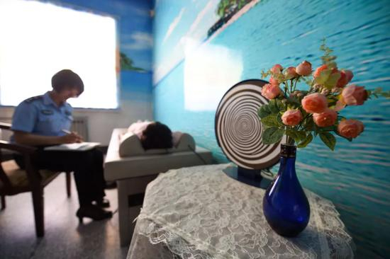  在天津市女子强制隔离戒毒所，一名戒毒人员接受音乐治疗。新华社记者白禹摄