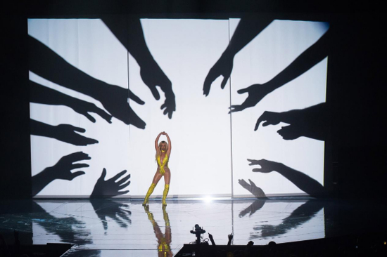 （图说：2016年，布兰妮在MTV音乐奖上表演。当年她已明确提出，自己在“被人利用”，监护是压迫她的工具。图/Invision/AP）