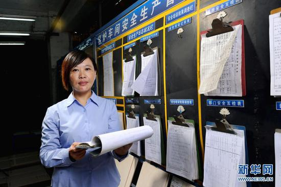 　　首批农民工全国人大代表之一胡小燕在曾经工作过的陶瓷厂检查职工权益保护工作（2013年11月5日摄）。新华社记者 刘大伟 摄