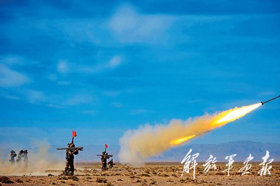 2016年8月，陆军领导机构成立以来组织的首场防空兵跨区基地化演习——“火力-2016·山丹”系列演习拉开战幕。来自5大战区陆军的5支防空兵部队依次亮相演兵场，同以空军某航空兵团为主组建的专业化蓝军展开高强度的实兵对抗演习。（摄影/特约记者 彭 希）