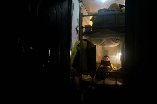  李海刚喜欢读书，以前是厨师，他每天回到家喜欢读菜谱和一些创业的书